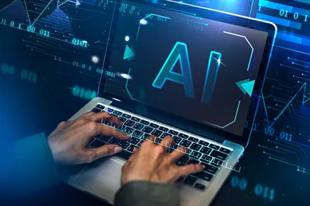 Mãos digitando em um notebook com o símbolo AI na tela, cercado por código binário e linhas de circuito