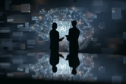 Dois profissionais em silhueta diante de um holograma de IA com uma rede neural de nós conectados, em ambiente escuro de tecnologia